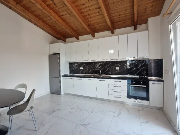 Tirane, jepet me qera apartament 1+1 Kati 4, 80 m² 300 € (RRUGA KORABI)