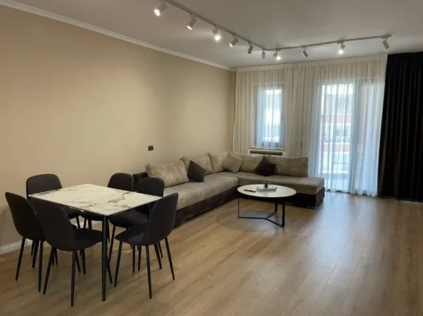 Tirane, jepet me qera apartament 1+1 Kati 2, 87 m² 950 € (rruga e kosovareve)