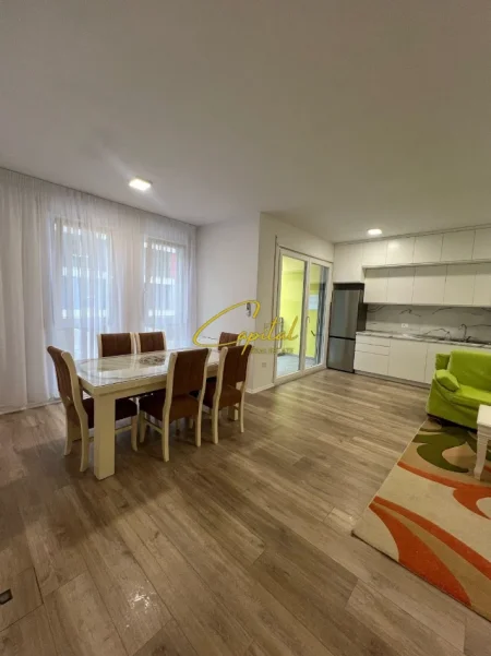 Tirane, jepet me qera apartament 2+1 Kati 1, 104 m² 550 € (UNIVERS CITY)