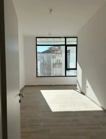 Tirane, jepet me qera zyre , 35 m² 550 € 