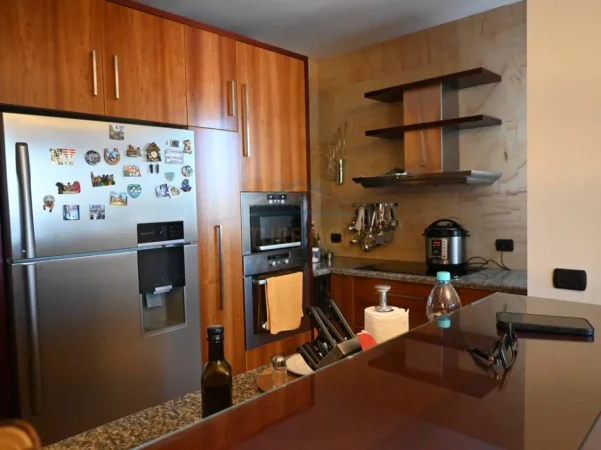 SHITET PENTHOUSE +VERANDE NE ZONEN E KODRES SE DIELLIT