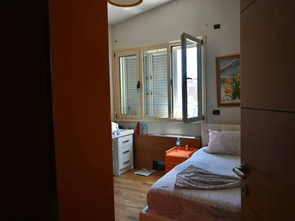 SHITET PENTHOUSE +VERANDE NE ZONEN E KODRES SE DIELLIT