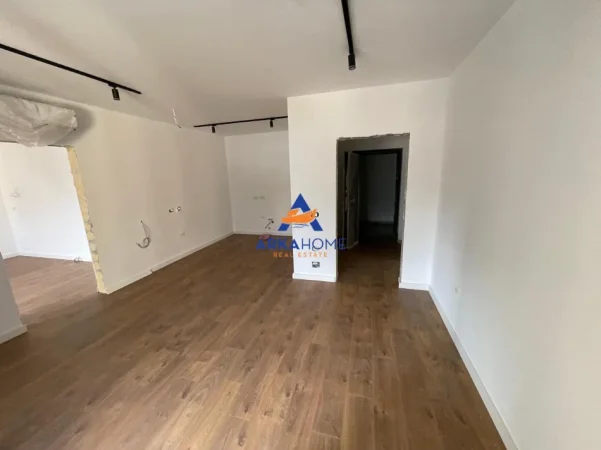 Tirane, jepet me qera apartament 1+1+Ballkon Kati 3, 67 m² 1.000 € 