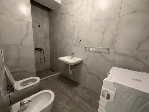 Tirane, jepet me qera apartament 1+1 Kati 2, 58 m² (Ali Demi)