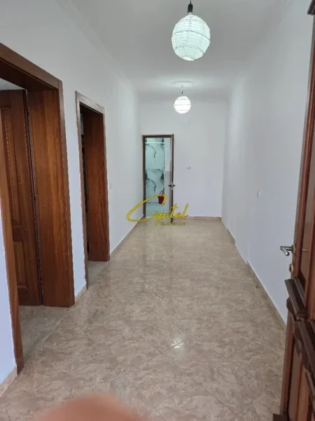 Tirane, jepet me qera apartament 1+1 Kati 1, 100 m² 450 € (VILAT AMERIKANE)
