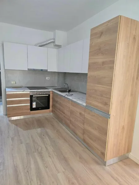 Tirane, jepet me qera apartament 1+1 Kati 2, 80 m² 500 € (5 MAJI)