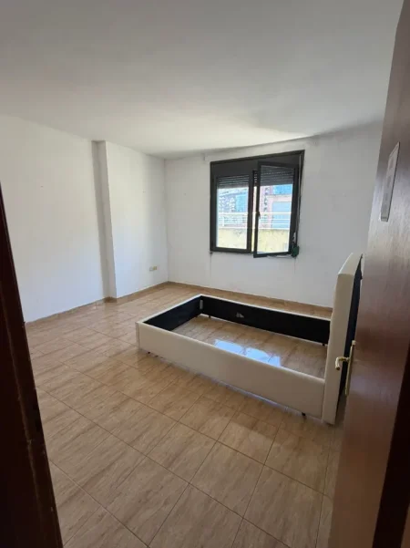 Tirane, jepet me qera apartament 3+1+Aneks+Ballkon Kati 3, 120 m² 350 € (astir, unaza e re)