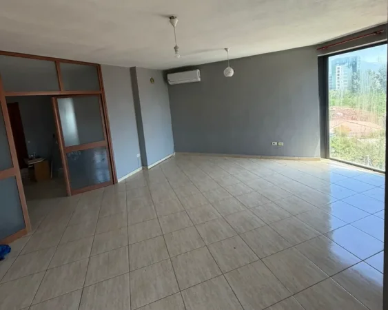 Tirane, jepet me qera ambjent biznesi Kati 3, 120 m² 350 € (ish fusha e aviacionit)