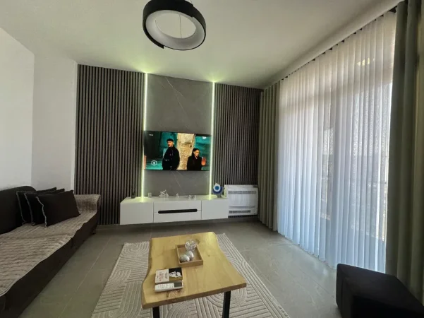 Tirane, jepet me qera apartament 1+1+Ballkon Kati 5, 70 m² 600 € (Pranë Stacionit të Trenit, Rruga Vjosa)