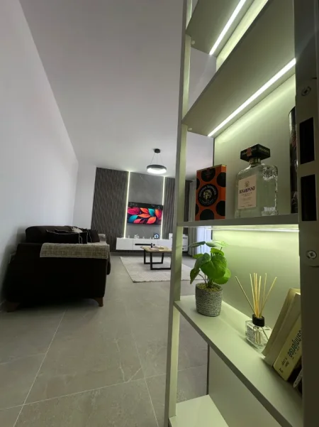 Tirane, jepet me qera apartament 1+1+Ballkon Kati 5, 70 m² 600 € (Pranë Stacionit të Trenit, Rruga Vjosa)