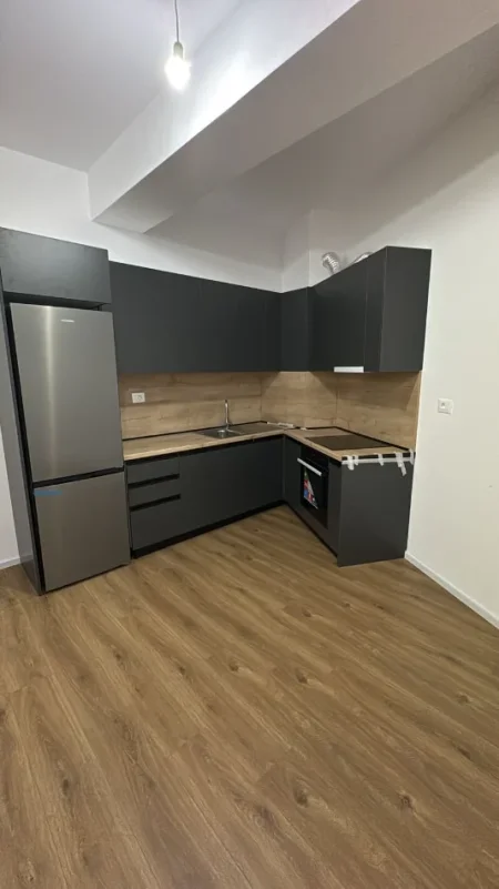 Tirane, jepet me qera apartament 1+1 Kati 4, 61 m² 300 € (Ali Demi)