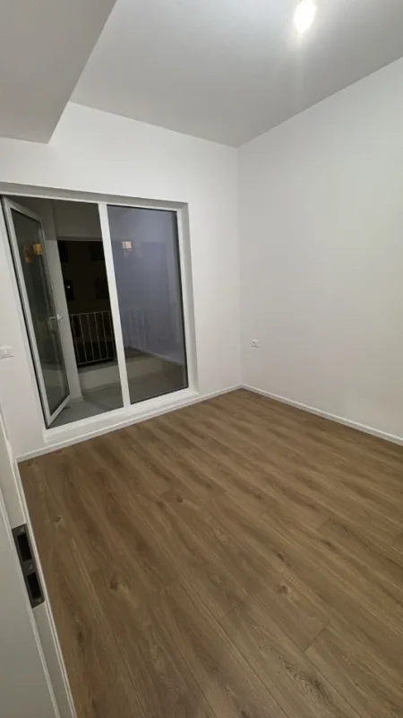 Tirane, jepet me qera apartament 1+1 Kati 4, 61 m² 300 € (Ali Demi)