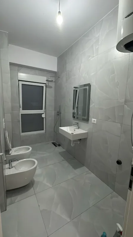 Tirane, jepet me qera apartament 1+1 Kati 4, 61 m² 300 € (Ali Demi)
