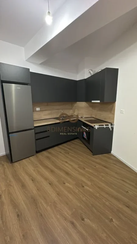 Tirane, jepet me qera apartament 1+1+Ballkon Kati 5, 61 m² 300 € (ali demi)