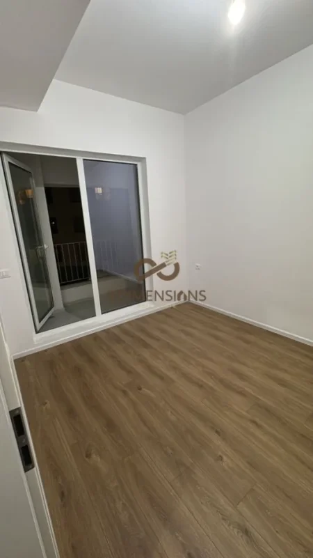 Tirane, jepet me qera apartament 1+1+Ballkon Kati 5, 61 m² 300 € (ali demi)