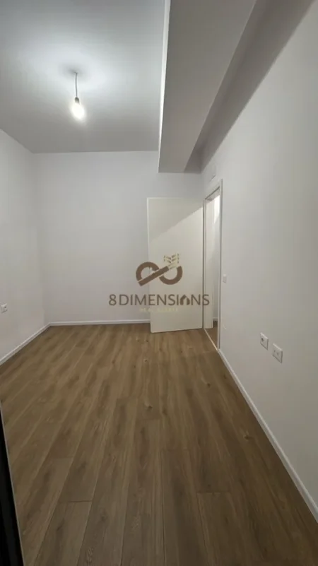 Tirane, jepet me qera apartament 1+1+Ballkon Kati 5, 61 m² 300 € (ali demi)