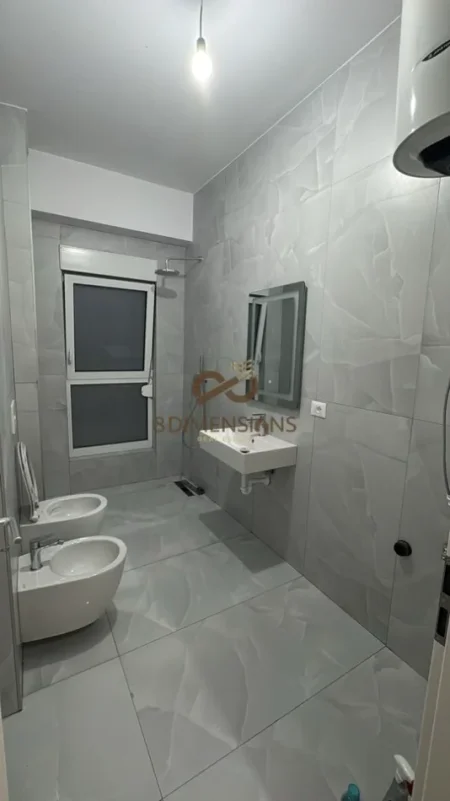 Tirane, jepet me qera apartament 1+1+Ballkon Kati 5, 61 m² 300 € (ali demi)