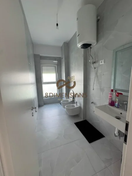 Tirane, jepet me qera apartament 1+1+Ballkon Kati 5, 65 m² 300 € (ali demi)