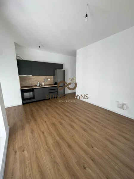 Tirane, jepet me qera apartament 1+1+Ballkon Kati 5, 65 m² 300 € (ali demi)