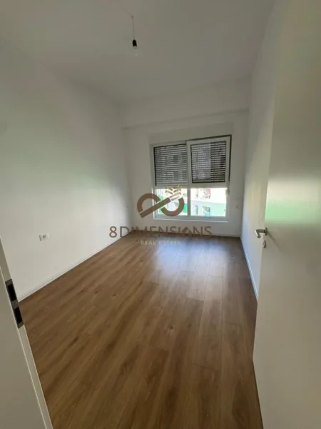 Tirane, jepet me qera apartament 1+1+Ballkon Kati 5, 65 m² 300 € (ali demi)
