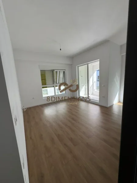 Tirane, jepet me qera apartament 1+1+Ballkon Kati 5, 65 m² 300 € (ali demi)
