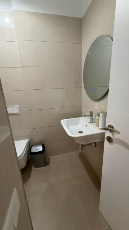 Tirane, jepet me qera zyre Kati 2, 100 m² 1.100 € (Square21)