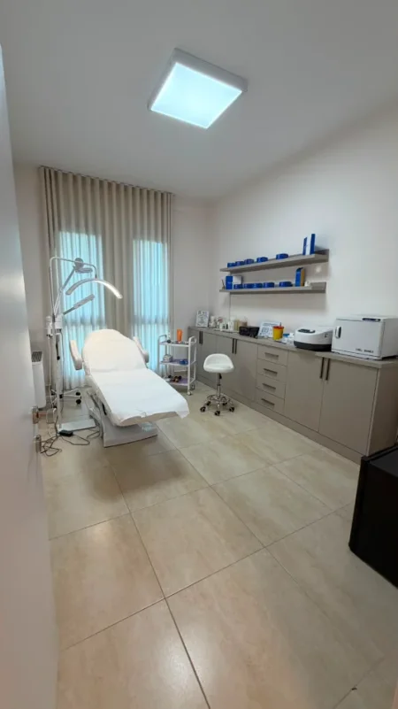 Tirane, jepet me qera zyre Kati 2, 100 m² 1.100 € (Square21)