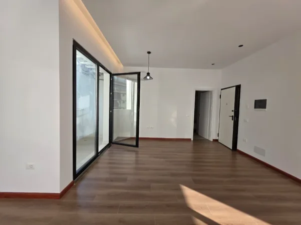 Tirane, jepet me qera zyre , 68 m² 750 € (Spring Residence)