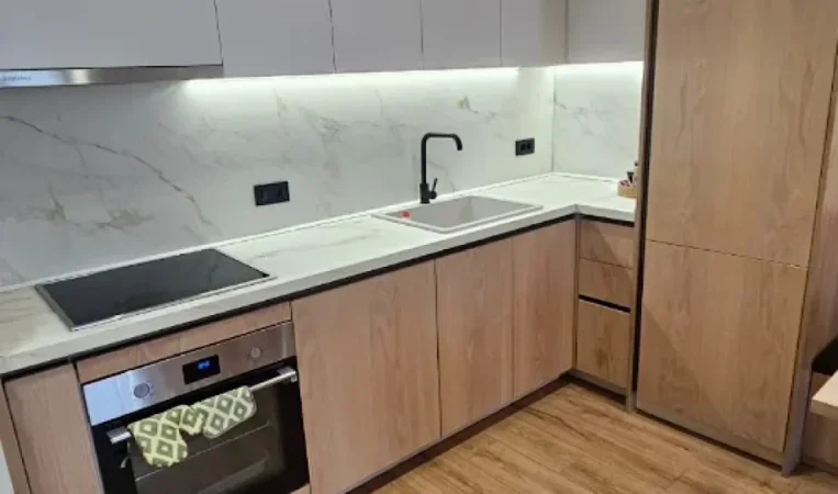Tirane, jepet me qera apartament 1+1 Kati 10, 75 m² 900 €