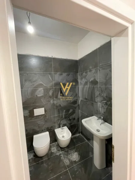 Tirane, shitet apartament 3+1+Ballkon Kati 4, 128 m² 375.000 € (KOMUNA E PARISIT)