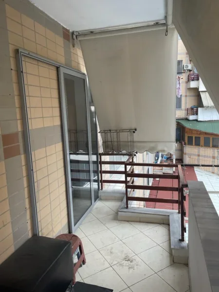 Tirane, jepet me qera apartament 2+1 Kati 4, 80 m² 470 € (Në Astir, Pranë Alpha Bank, Tiranë.)
