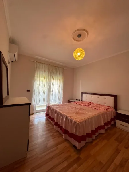 Tirane, jepet me qera apartament 2+1+Aneks+Ballkon Kati 3, 550 € (rruga e kavajes , 21 dhjetori)