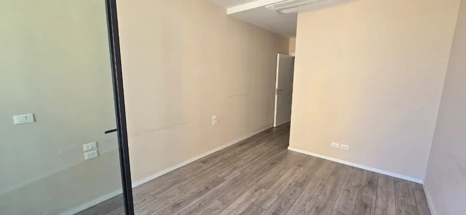 Tirane, jepet me qera ambjent biznesi , 1.500 € (Liqeni Artificial)