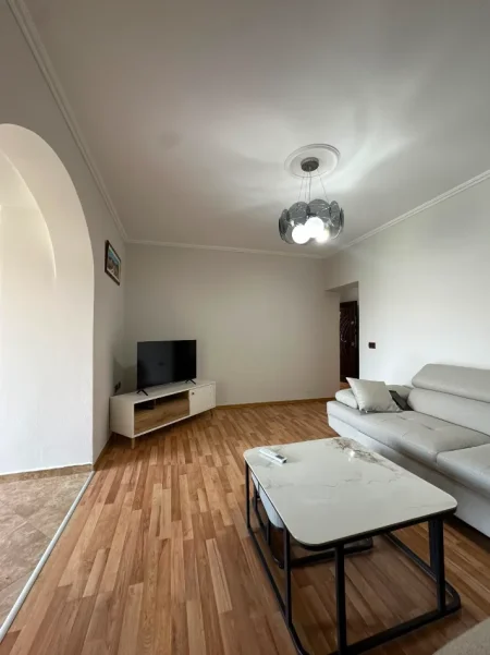 Tirane, jepet me qera apartament 2+1+Aneks+Ballkon Kati 3, 550 m² 550 € (ish parku i autobusave , globe)
