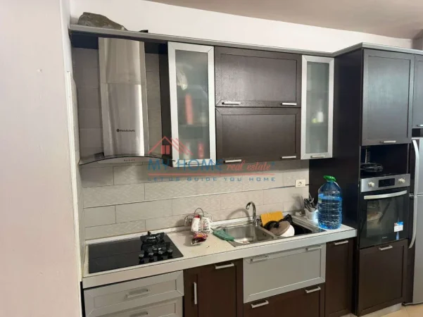 Tirane, jepet me qera apartament 1+1+Ballkon Kati 2, 65 m² 350 € (Rruga Muhamed Deliu)