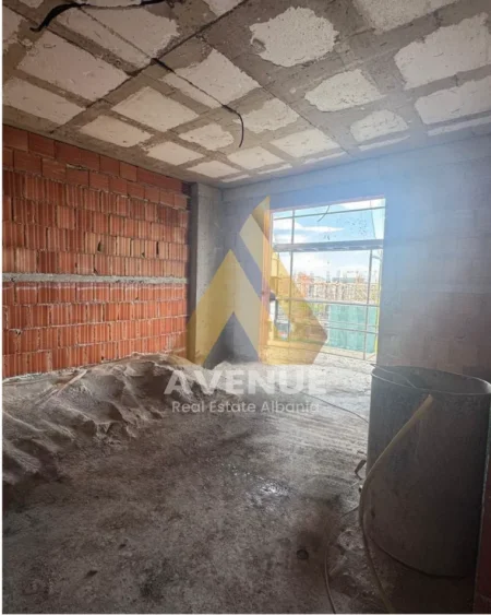 OKAZION! SHITET APARTAMENT 1+1+ VERANDE  , PRANE RRETHIT TE ULLIRIT, KAMEZ