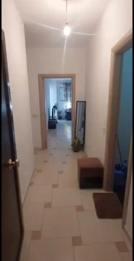Tirane, jepet me qera apartament 2+1+Ballkon Kati 4, 75 m² 470 €