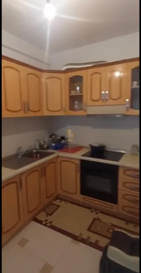 Tirane, jepet me qera apartament 2+1+Ballkon Kati 4, 75 m² 470 €