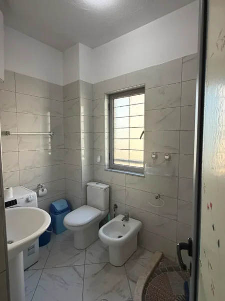 Tirane, jepet me qera apartament 1+1 Kati 7, 72 m² 400 € (Rruga Loni Ligori)