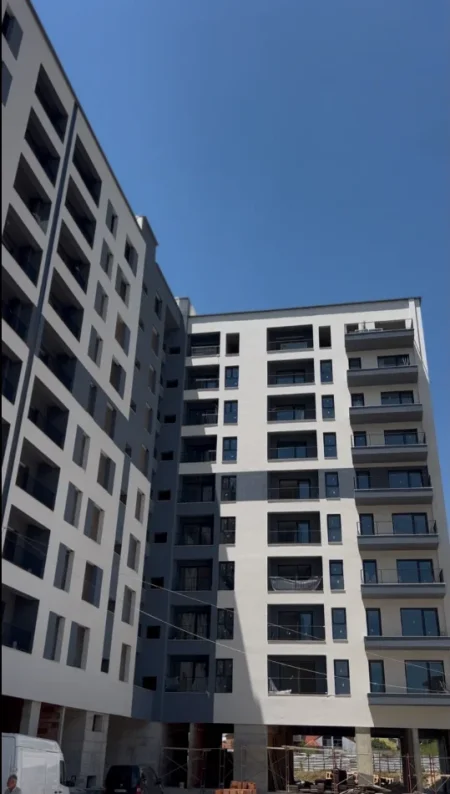 Tirane, jepet me qera apartament 1+1+Ballkon Kati 9, 64 m² 105.600 € (KOMPLEKSI BEGAS, PORCELAN)
