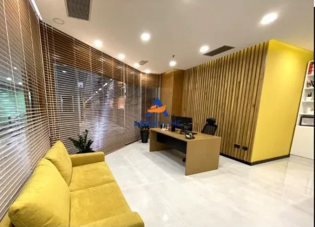 Tirane, jepet me qera ambjent biznesi Kati 3, 35 m² 750 € 