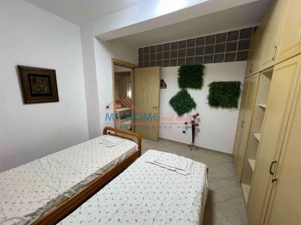 Tirane, jepet me qera apartament 2+1+Ballkon Kati 3, 70 m² 700 € (Sheshi Willson)