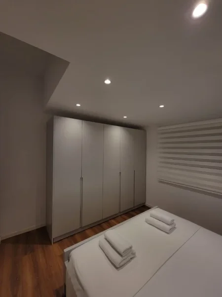 Tirane, jepet me qera apartament 1+1+Ballkon Kati 1, 55 m² 550 € (Rruga e Durresit)