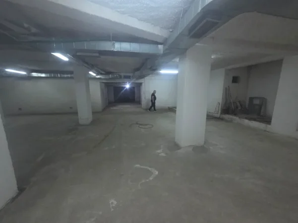 Shqiperi, jap me qera magazine Kati -1, 350 m² 2.100 € (Rruga Hoxhe Vokrri)