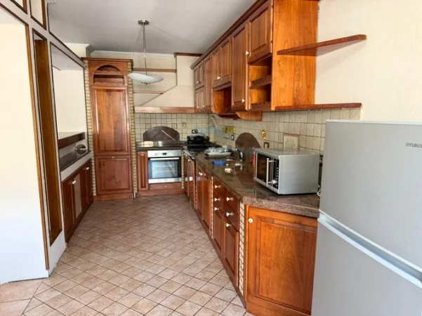 Tirane, jepet me qera apartament 3+1 Kati 8, 190 m² 1.100 € (KOMUNA E PARISIT)