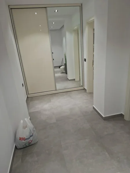 Tirane, jepet me qera apartament 1+1 Kati 1, 68 m² 750 € (Komuna e Parisit)