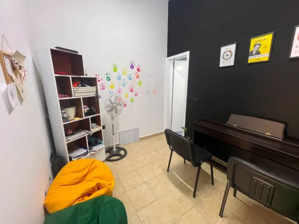 Tirane, jepet me qera zyre Kati 0, 18 m² 250 € (Ali Demi)