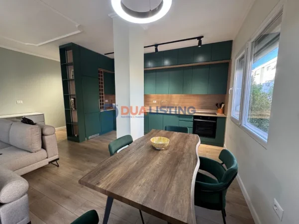 Tirane, jepet me qera apartament 2+1 , 950 € 