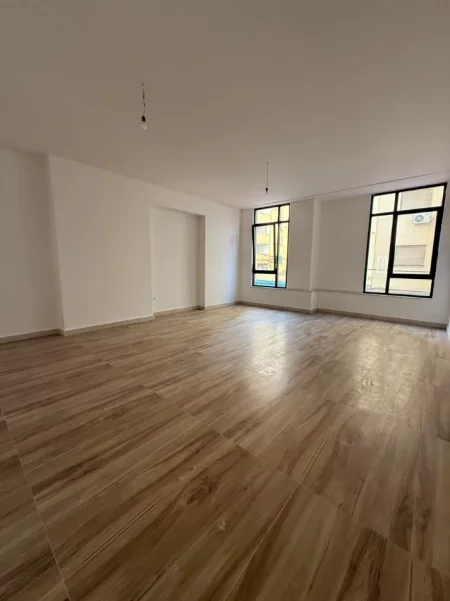 Tirane, jepet me qera zyre Kati 1, 82 m² 1.500 € (QENDER)