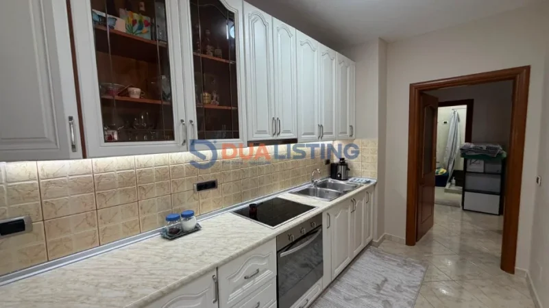 Tirane, jepet me qera apartament 2+1 , 850 € (21 Dhjetori)